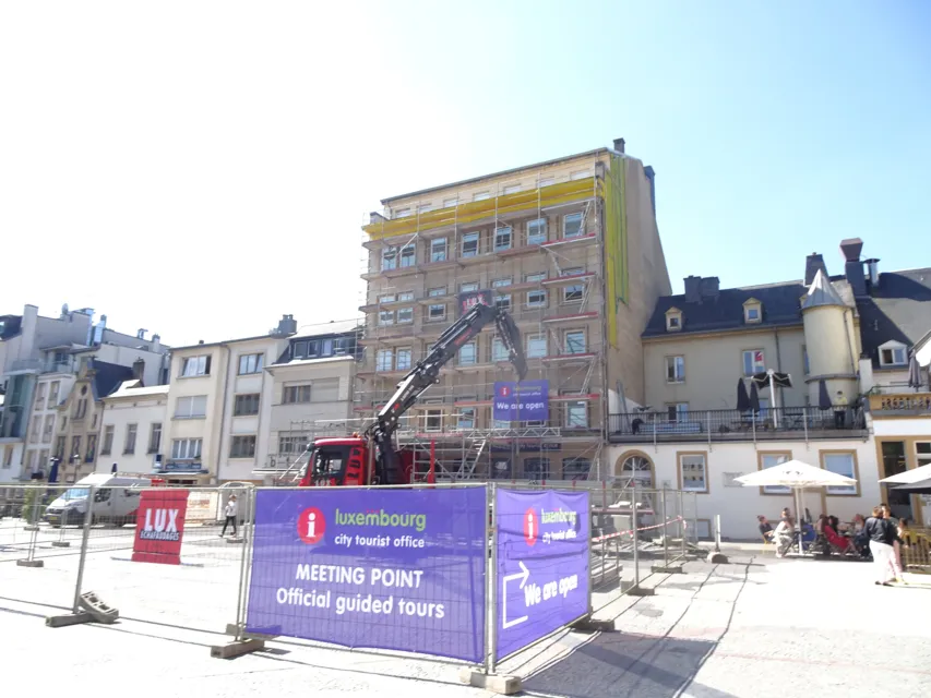 Mairie de VDL et office de tourisme sur la place Guillaume