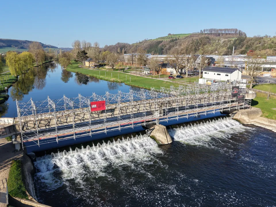 Exemple de projet d'échafaudage réalisé par Lux-Echafaudages : structure métallique sécurisée installée sur un chantier de construction